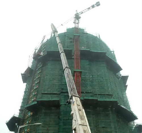 西宁吊车在工地上作业